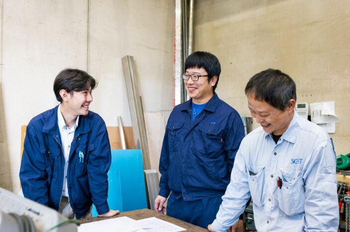 和気あいあいとする社員たち